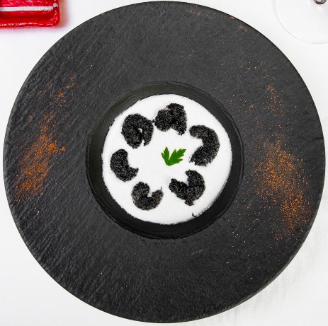 Crema di mandorle con gamberi in crosta nera Crema di mandorle con gamberi in crosta nera