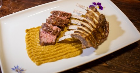 Lombatina di Agnello al Rosmarino su Salsa delle sue Animelle alle Mele Lombatina di Agnello al Rosmarino su Salsa delle sue Animelle alle Mele